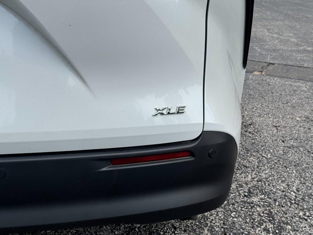 Used 2025 Toyota Sienna XLE FWD image 6