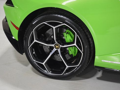 Used 2020 Lamborghini Huracan EVO image 18