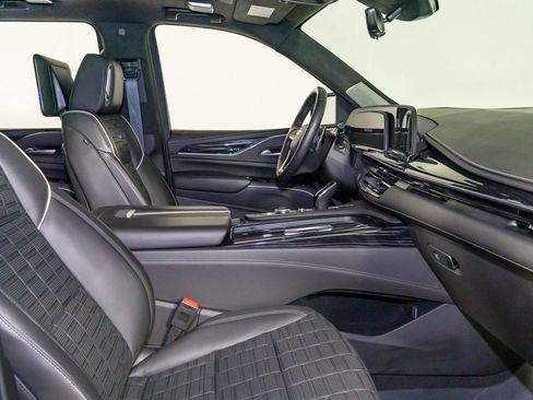 Used 2024 Cadillac Escalade ESV V w/ LPO, ONYX Package AWD/4WD image 32