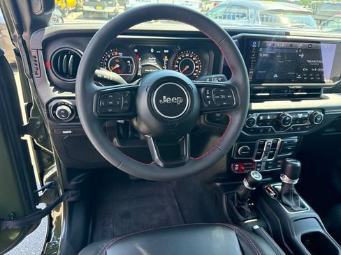 Used 2024 Jeep Gladiator Rubicon AWD/4WD image 17