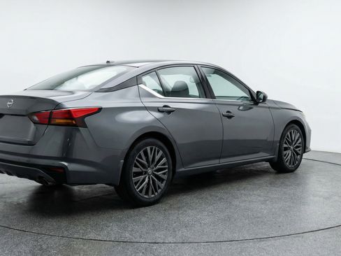 Used 2025 Nissan Altima 2.5 SV FWD image 9