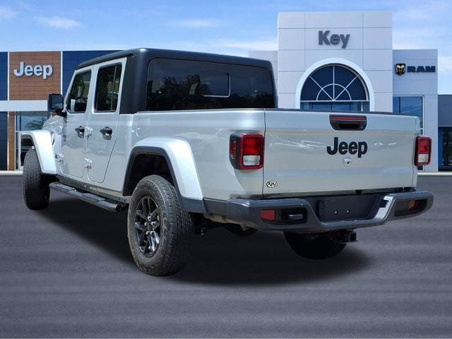 Used 2023 Jeep Gladiator Sport AWD/4WD image 3
