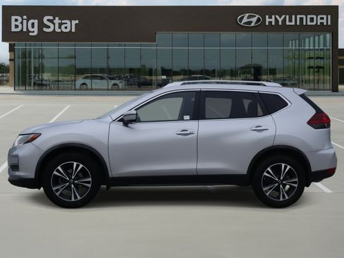 Used 2020 Nissan Rogue SV w/ Premium Package image 2