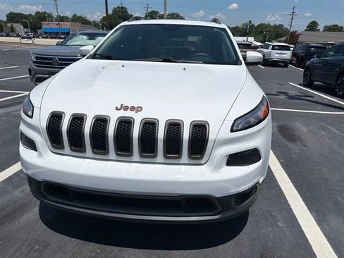 Used 2017 Jeep Cherokee Latitude w/ Safety/Convenience Group FWD image 2