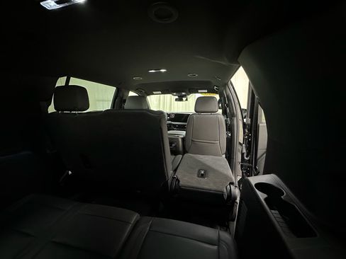 Used 2025 Chevrolet Suburban Z71 image 22