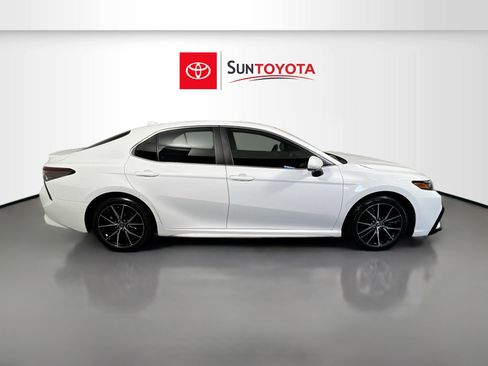 Used 2021 Toyota Camry SE image 2