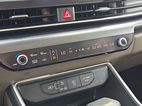 Used 2025 Kia Carnival FWD image 26
