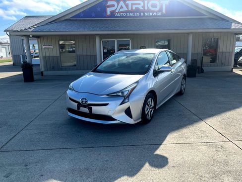 Used 2017 Toyota Prius Two image 1