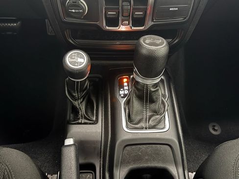 Used 2022 Jeep Wrangler Unlimited Sahara AWD/4WD image 18