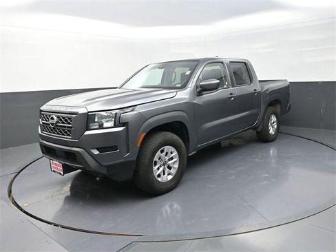 Used 2024 Nissan Frontier SV image 3