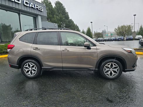 Used 2023 Subaru Forester Premium image 2