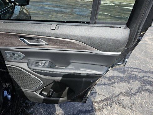 Used 2023 Jeep Grand Cherokee Limited w/ Luxury Tech Group II image 17