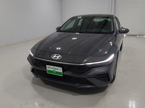 Used 2025 Hyundai Elantra SE FWD image 15