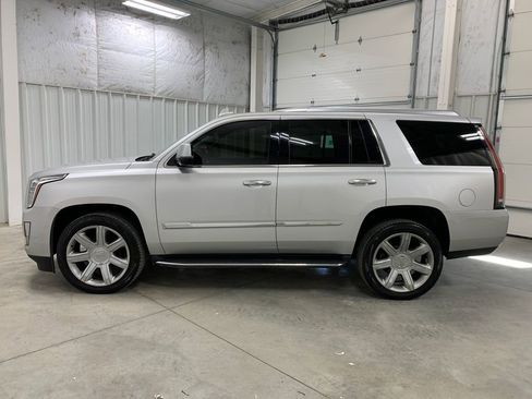 Used 2016 Cadillac Escalade Luxury image 24