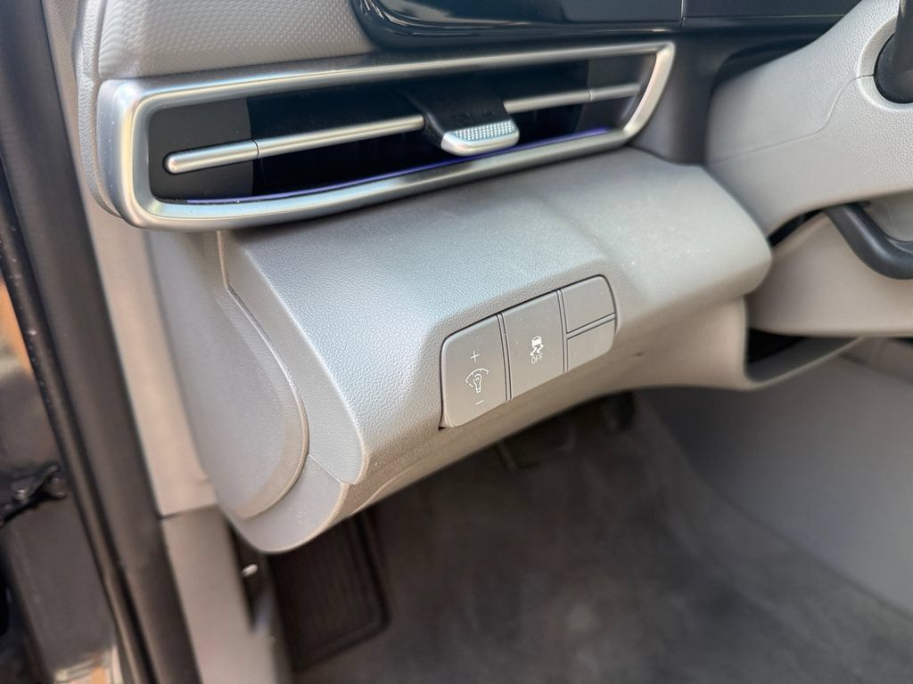 Used 2025 Hyundai Elantra SEL FWD image 17