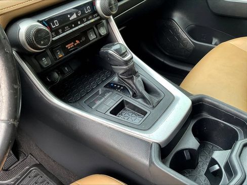 Used 2020 Toyota RAV4 XLE Premium FWD image 11