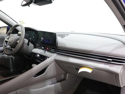 Used 2025 Hyundai Elantra SEL FWD image 9