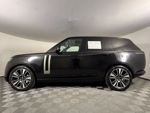 Used 2025 Land Rover Range Rover SE AWD/4WD image 3