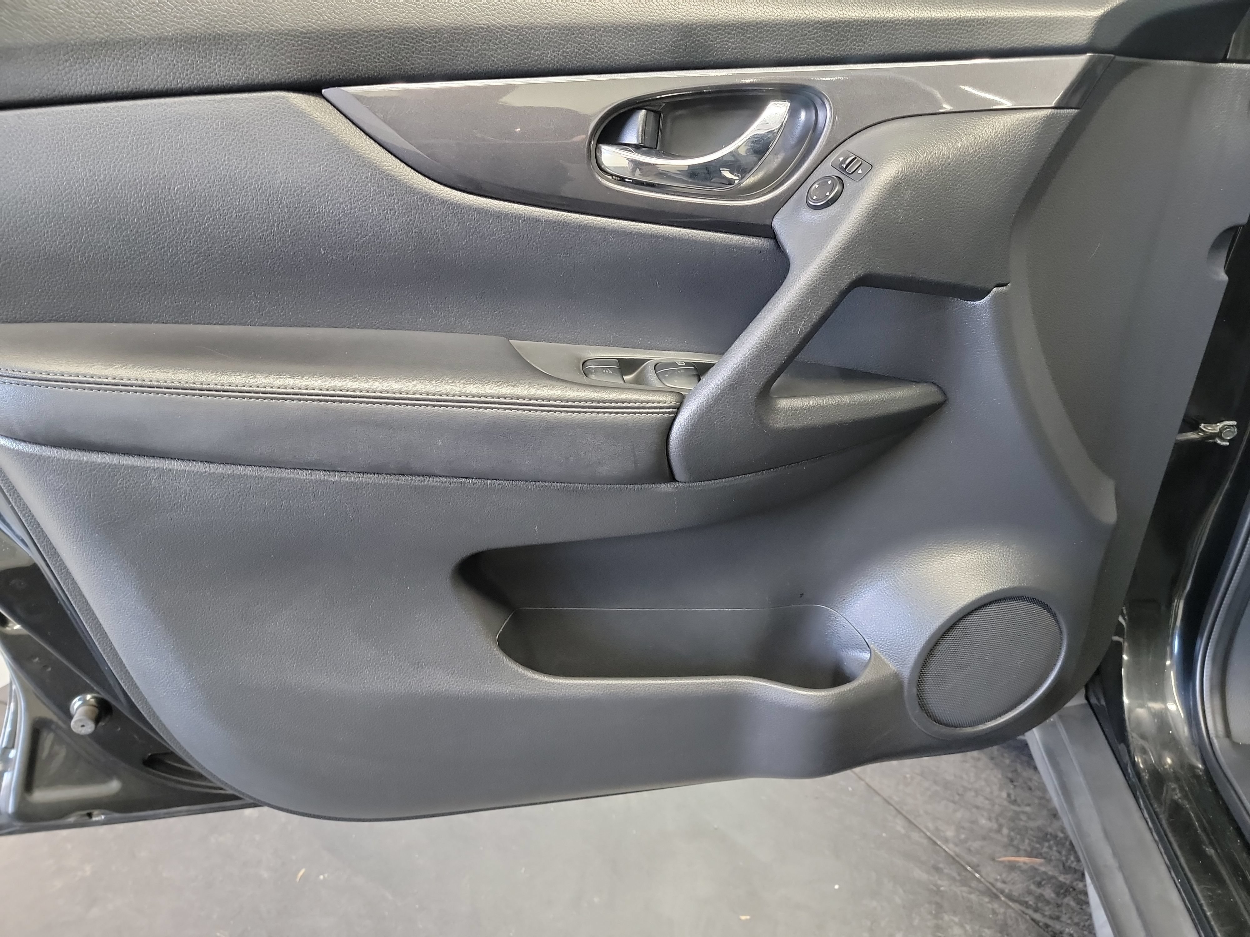 Used 2017 Nissan Rogue SV AWD/4WD image 13