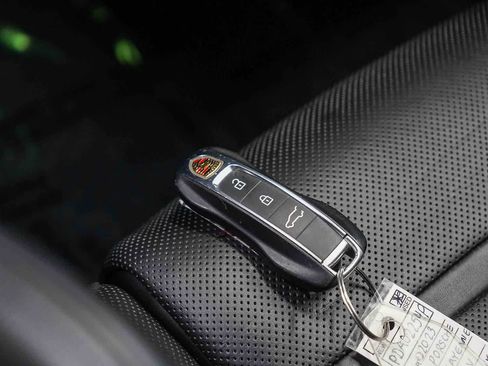 Used 2023 Porsche Cayenne Platinum Edition image 29