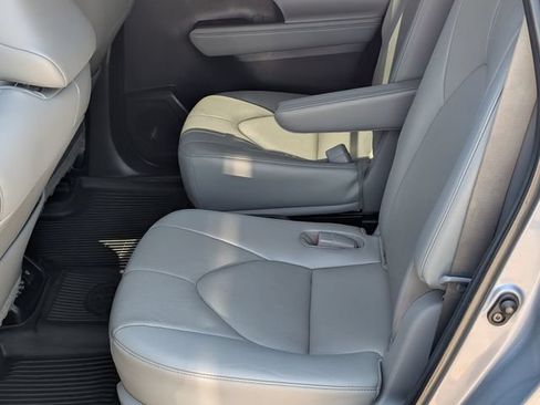 Used 2023 Toyota Highlander Limited AWD/4WD image 17