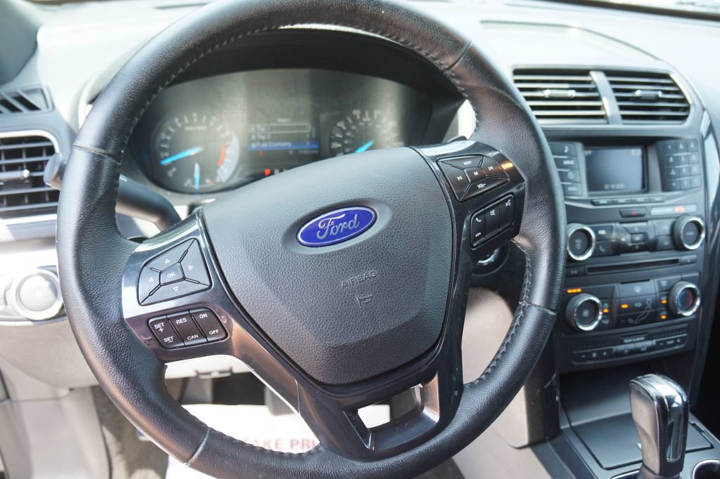 Used 2017 Ford Explorer XLT AWD/4WD image 7
