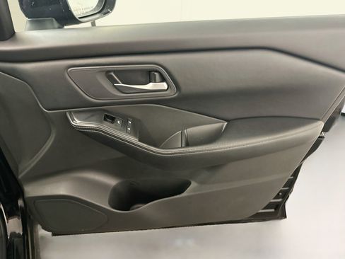Used 2025 Nissan Rogue SV AWD/4WD image 33