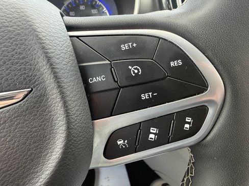 Used 2023 Chrysler Pacifica Touring-L image 17