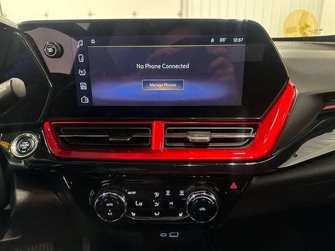 Used 2025 Chevrolet Trax RS FWD image 31
