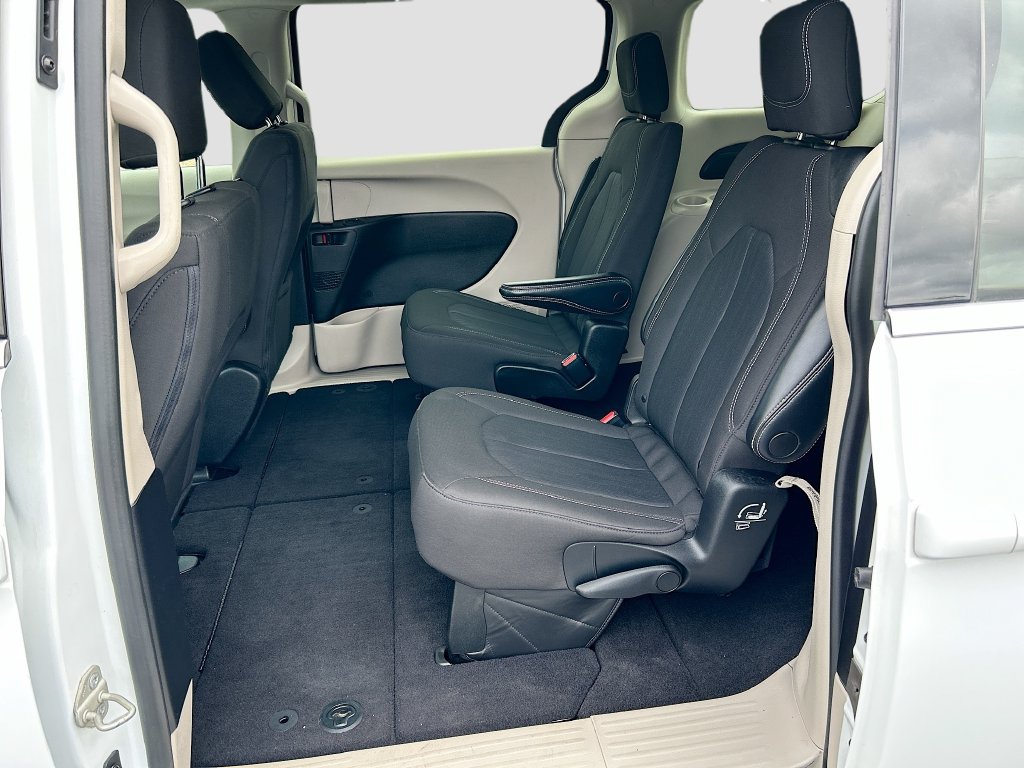 Used 2022 Chrysler Voyager LX FWD image 23