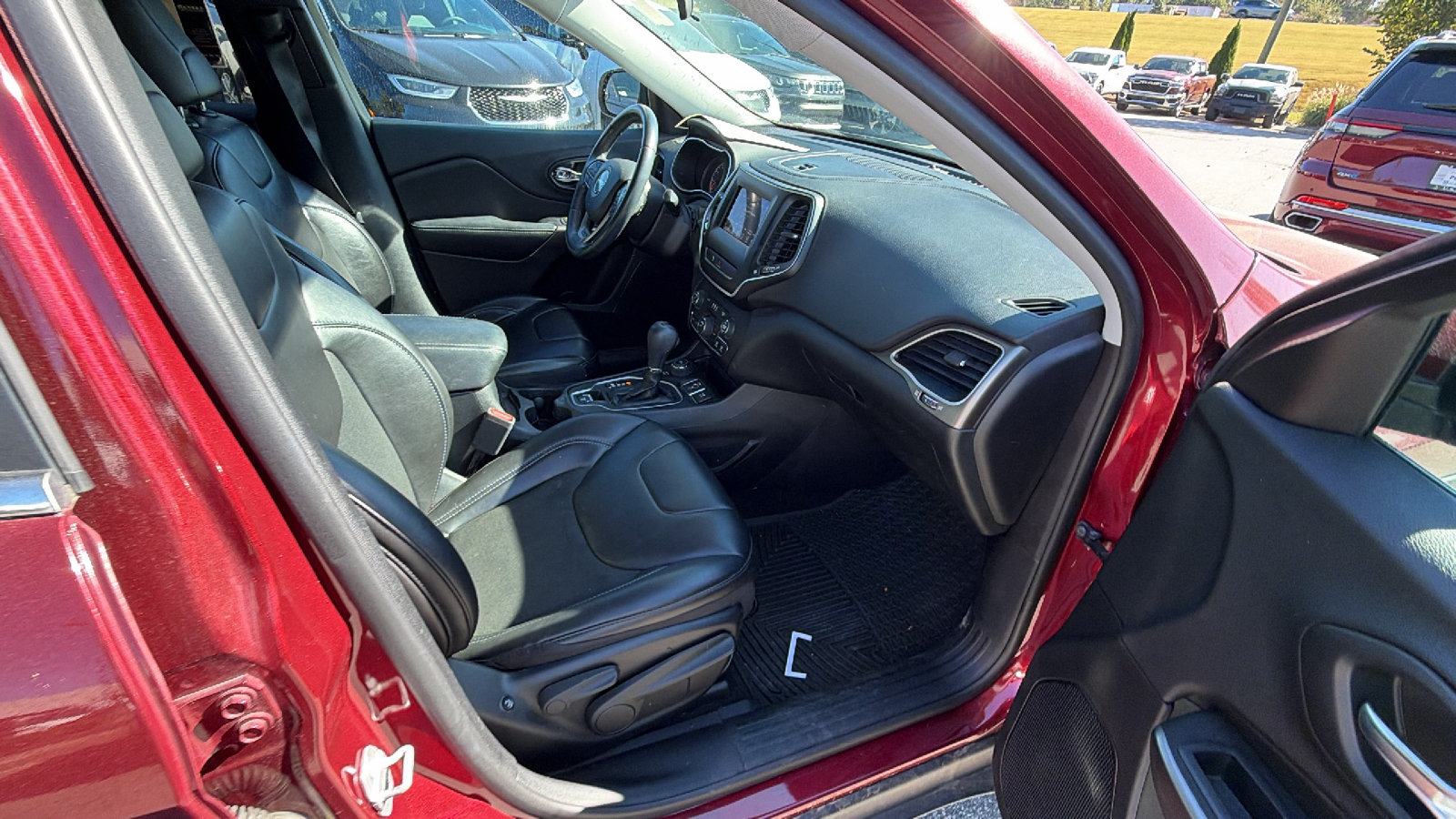 Used 2019 Jeep Cherokee Latitude Plus AWD/4WD image 19