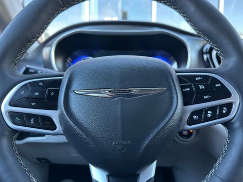 Used 2024 Chrysler Pacifica Touring-L image 21