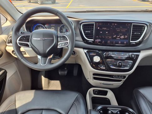 Used 2024 Chrysler Pacifica Touring-L FWD image 5