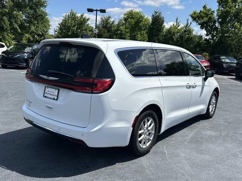 Used 2024 Chrysler Pacifica Touring-L FWD image 4