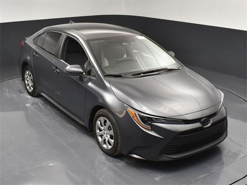 Used 2025 Toyota Corolla LE image 39