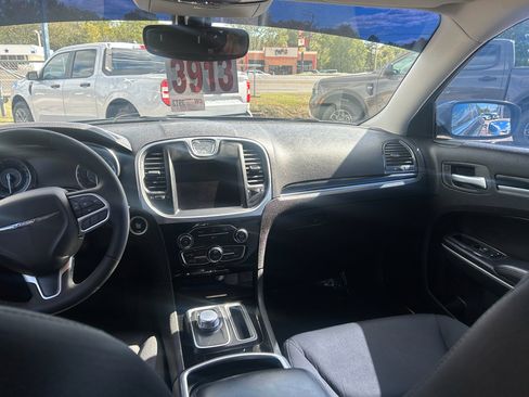 Used 2023 Chrysler 300 Touring image 17