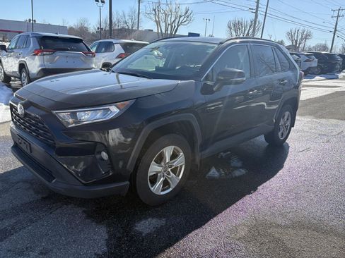 Used 2019 Toyota RAV4 XLE w/ Convenience Package image 3