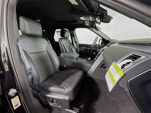 New 2026 Land Rover Discovery Dynamic SE image 30