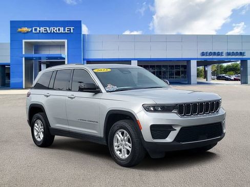 Used 2023 Jeep Grand Cherokee Laredo image 1
