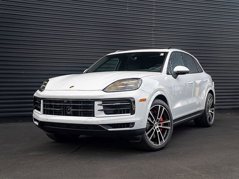 Certified 2025 Porsche Cayenne S image 1