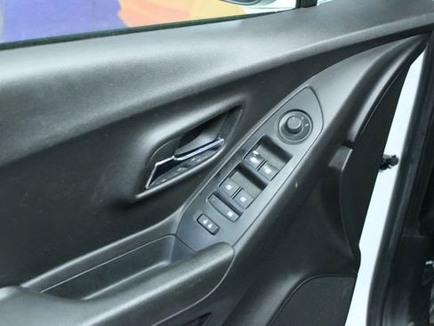 Used 2018 Chevrolet Trax LT w/ LT Convenience Package image 13