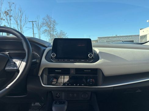 Used 2025 Nissan Rogue SV image 17