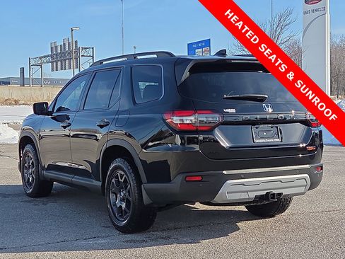 Used 2025 Honda Pilot TrailSport image 4