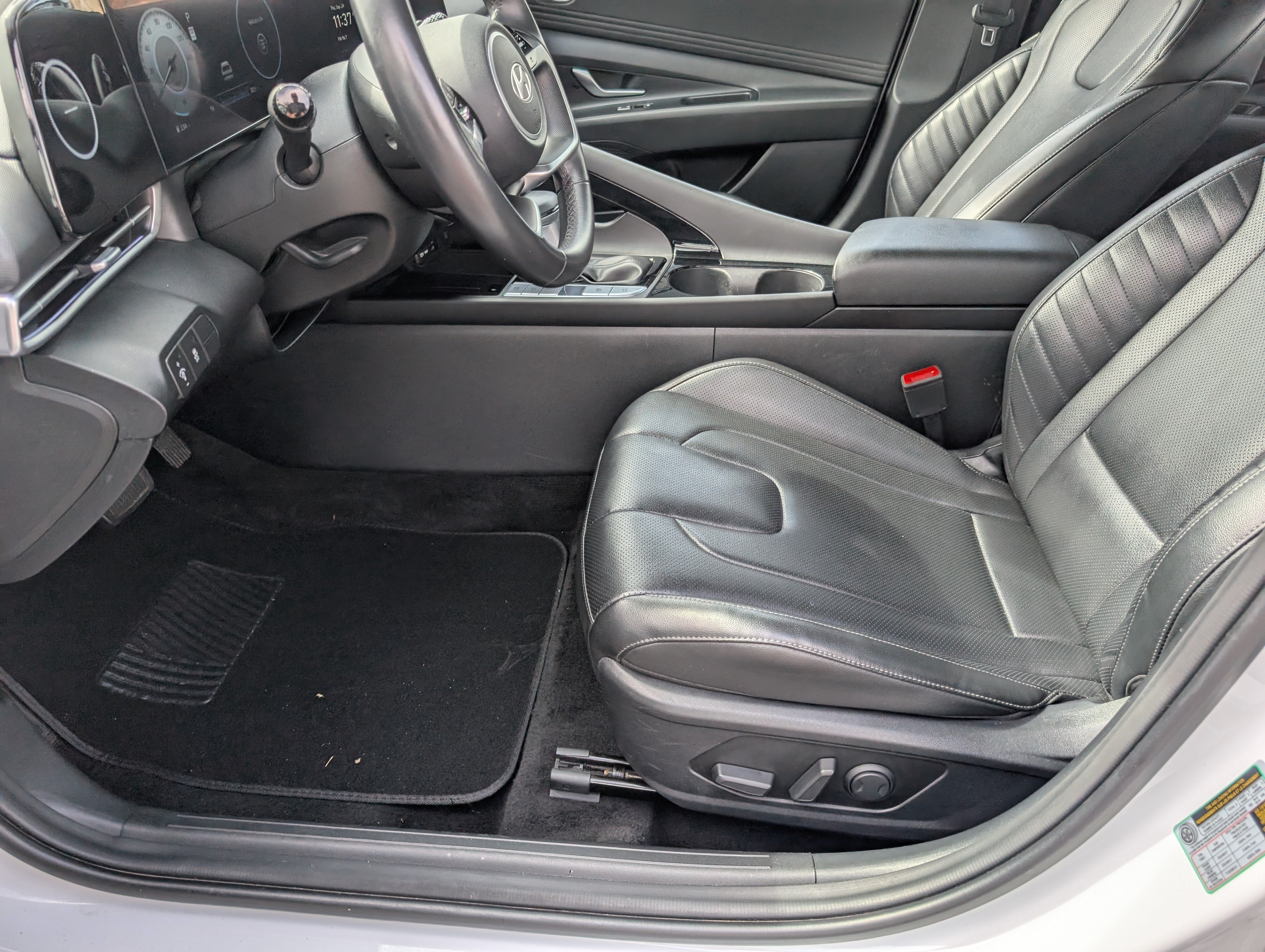 Used 2025 Hyundai Elantra Limited FWD image 14