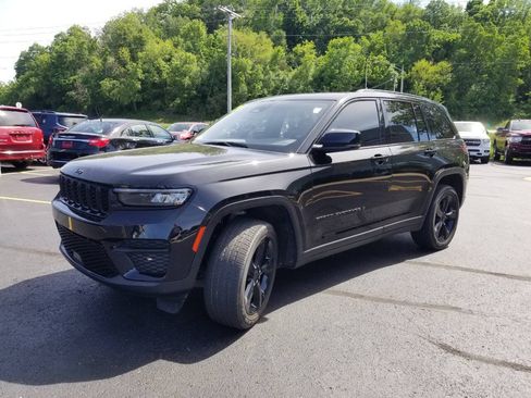 Used 2024 Jeep Grand Cherokee Altitude AWD/4WD image 3