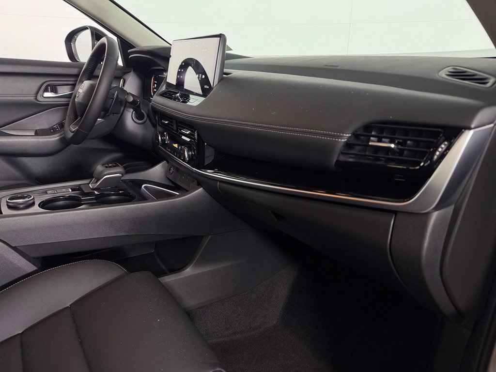 Used 2025 Nissan Rogue SL AWD/4WD image 30