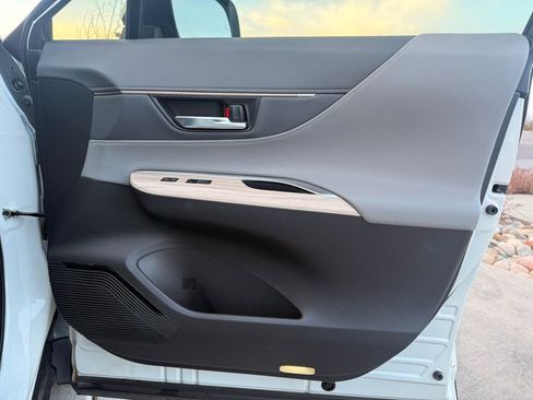 Used 2022 Toyota Venza Limited image 30