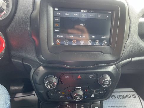 Used 2018 Jeep Renegade Latitude AWD/4WD image 15