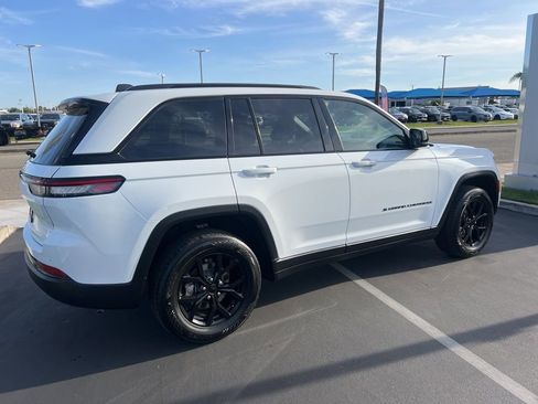 Used 2024 Jeep Grand Cherokee Altitude RWD image 15