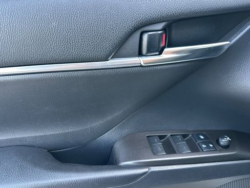 Used 2021 Toyota Camry SE image 12